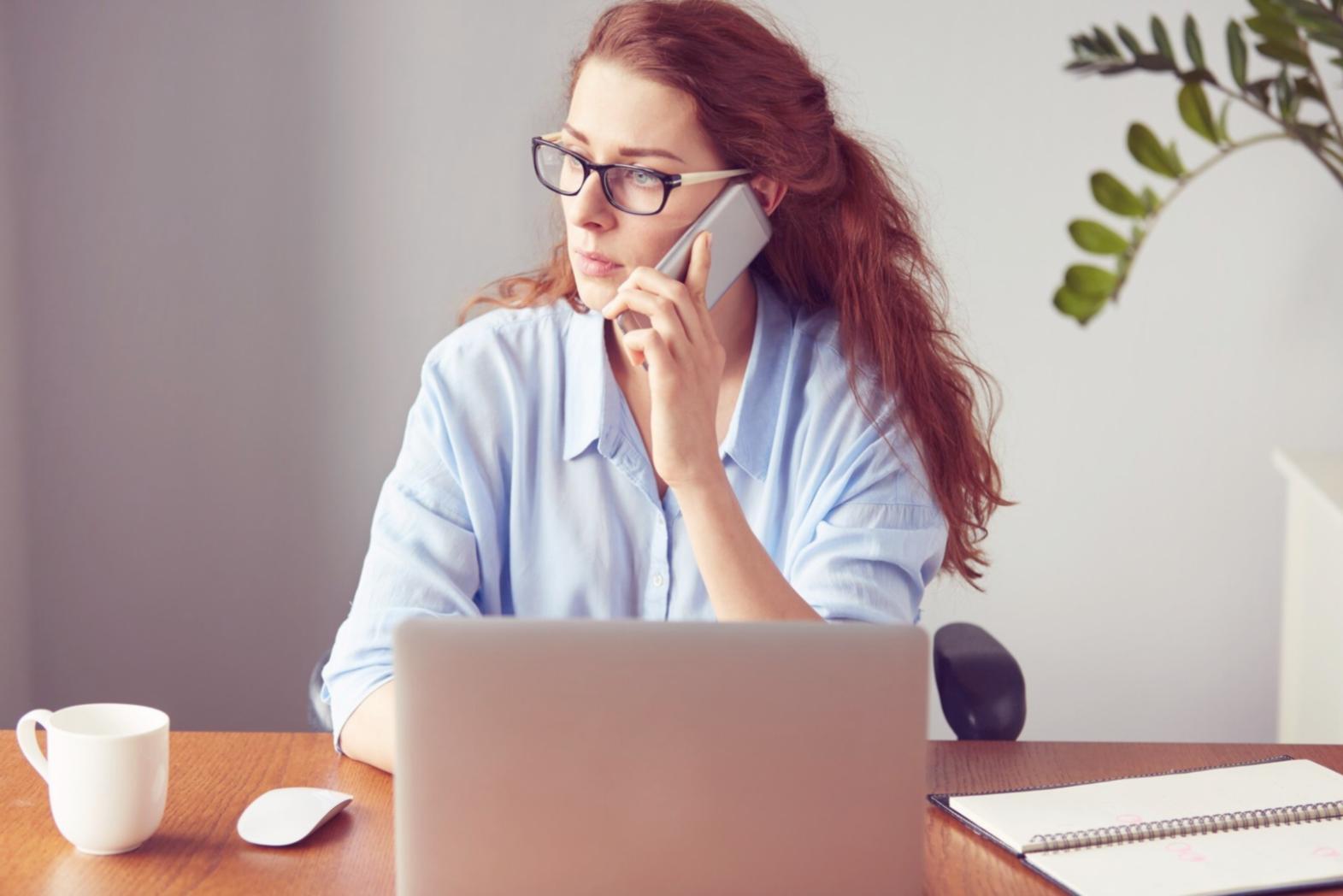 Team bei der Durchführung eines technischen SEO-Audits mit Analyse-Tools auf mehreren Bildschirmen